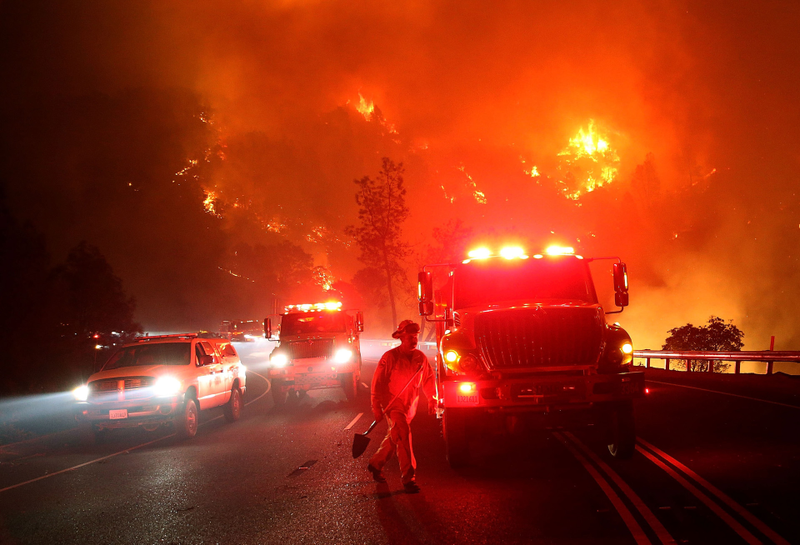 Illustration for article titled California Burning: Dramatic Photos Of Firefighters In Action